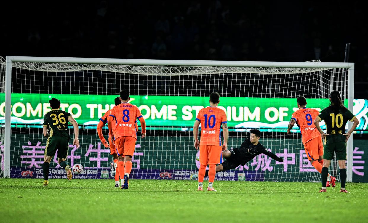 战队在比赛中掀起了一场热烈的角逐英文